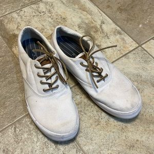 Men’s sperry white sneaker.